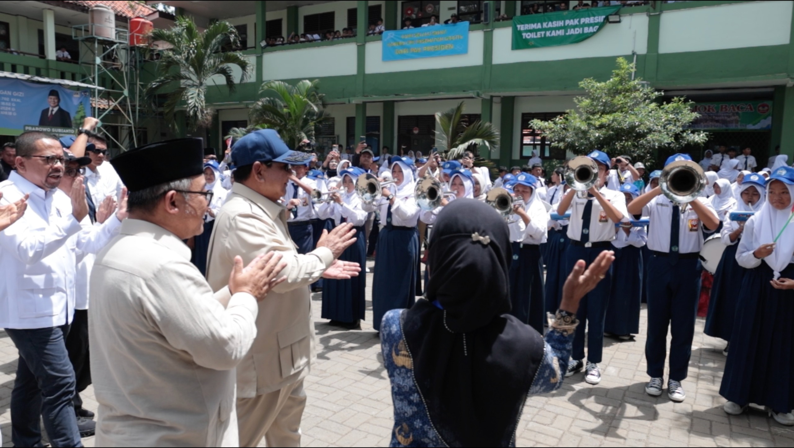 Momen Prabowo Disambut Meriah Penampilan Marching Band Murid di SMPN 4 Kota Bekasi